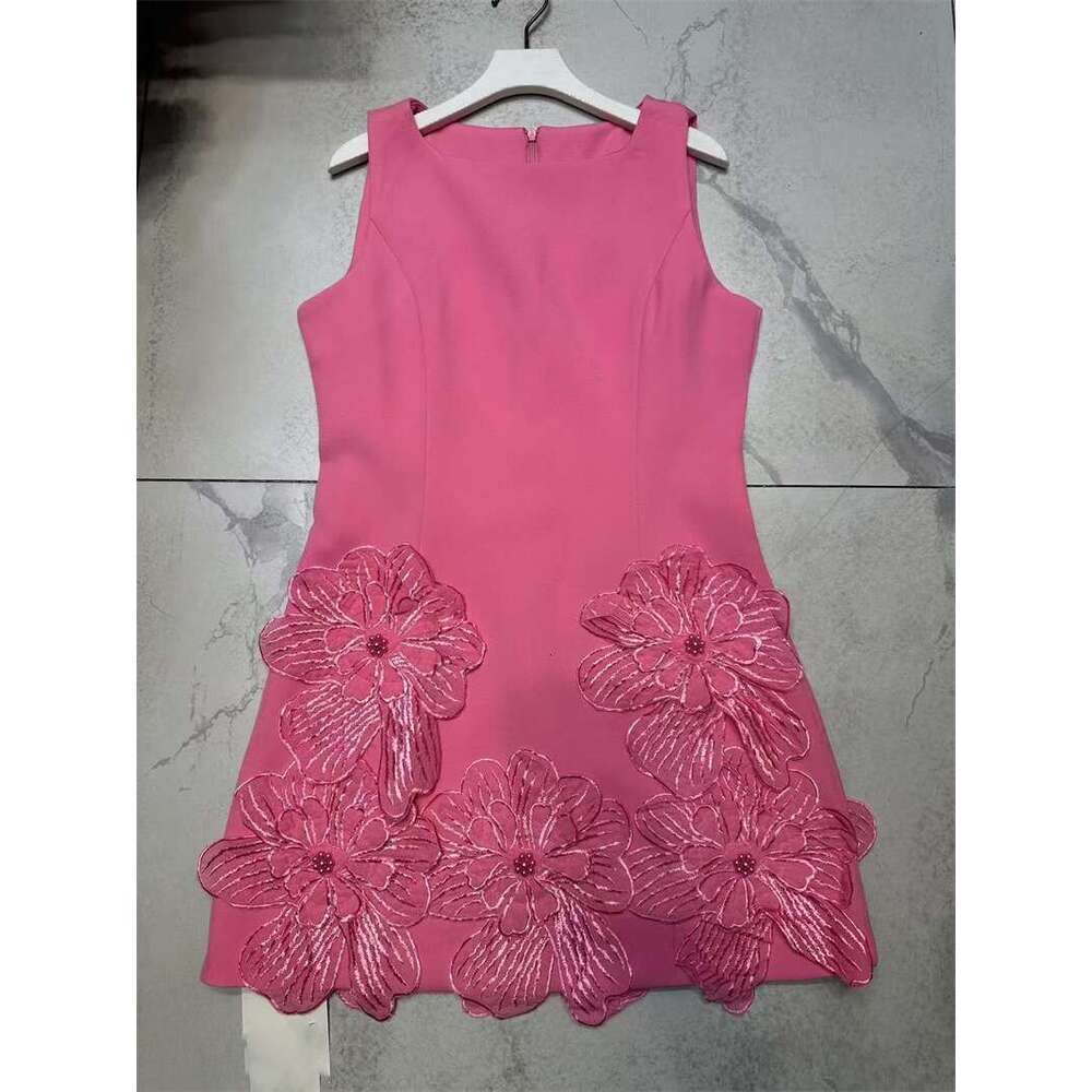 Summer 2026 European and American niche design elegant a3 lady sleeveless solid color slim fit short skirt with 3D floral details