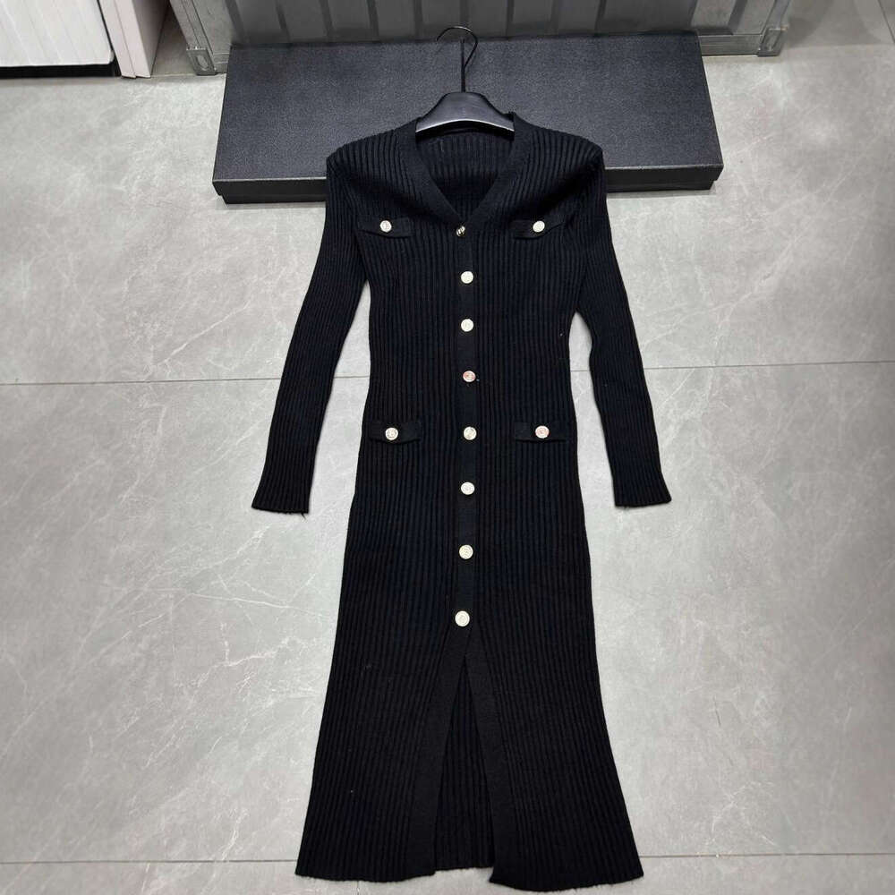 2026 Autumn/Winter New Women's a2 High end Light Luxury Social Goddess Style Medium length Single breasted Knitted Dress