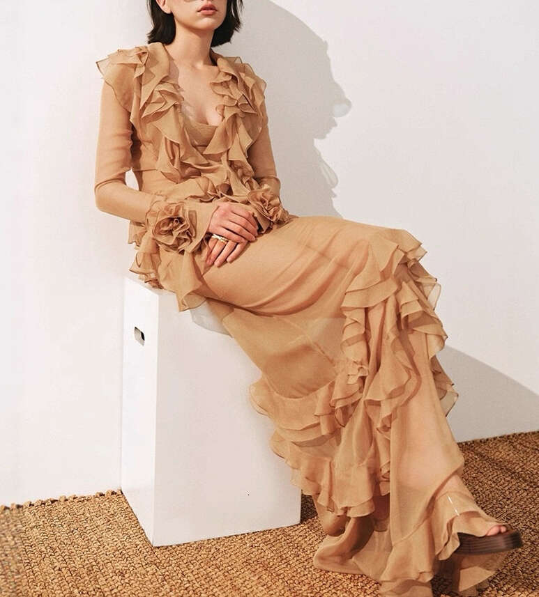 2026 autumn and winter niche design ruffled V-neck slim fit goddess a3 like eye-catching fairy like long skirt