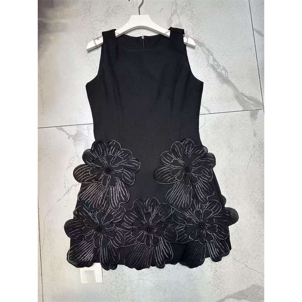 Summer 2026 European and American niche design elegant a3 lady sleeveless solid color slim fit short skirt with 3D floral details