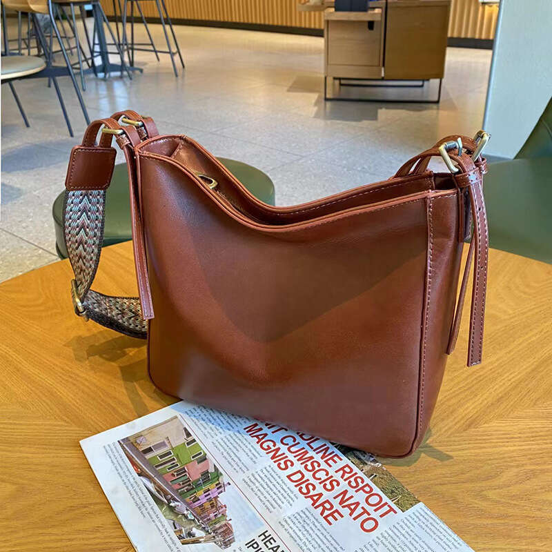 Luxury Shoulder Bags Totes Hobo Top Layer Cowhide Shoulder For Women New Model High End Commuter Crossbody Bag Large Capacity Soft Leather S Bucket SE