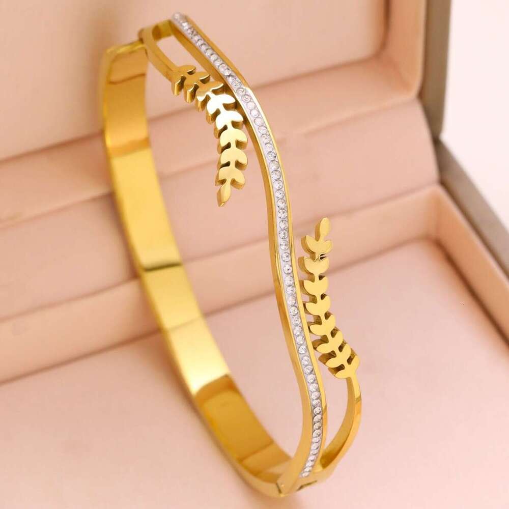 Stainless Bracelet Titanium Steel Gold Plated Fashion European American Style Nail 1 Design Non Fading for Daily Wear Gift High Quality Texture