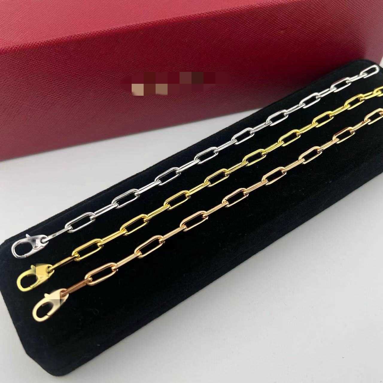 V KingsBada bracelet, a unique and high-end design for men, similar to the popular Cuban chain style worn by influencers. J260228