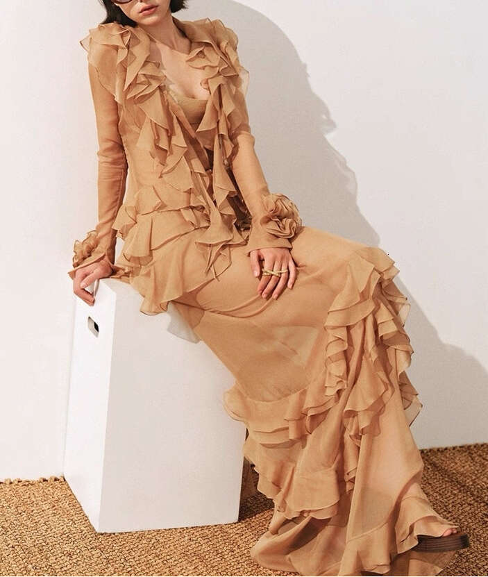 2026 autumn and winter niche design ruffled V-neck slim fit goddess a3 like eye-catching fairy like long skirt