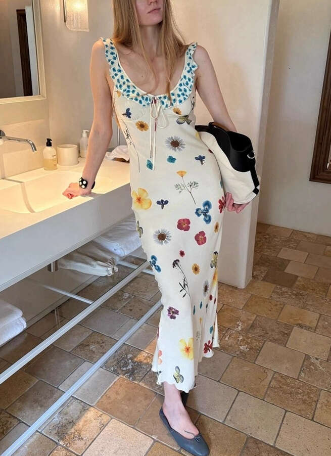 2026 new European and American niche vacation a2 style fresh thin shoulder strap U-neck painted print slim fish tail long skirt