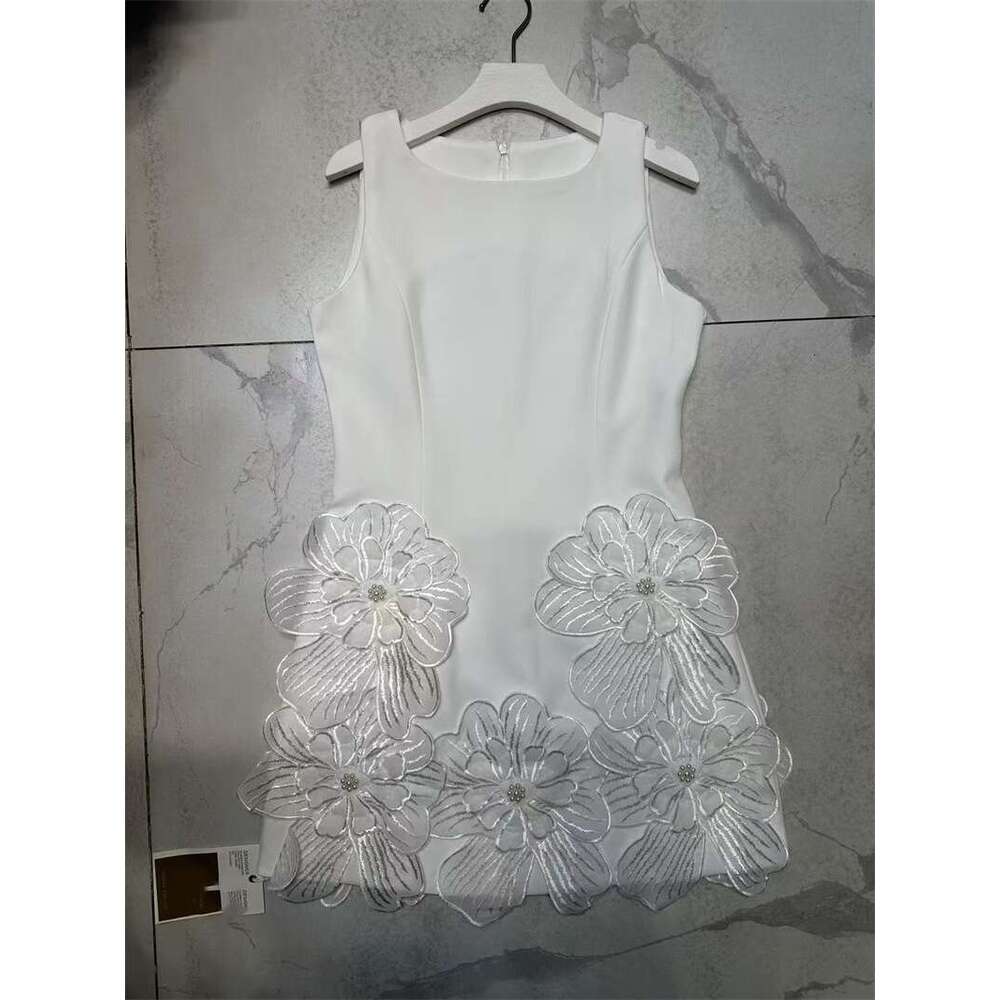 Summer 2026 European and American niche design elegant a3 lady sleeveless solid color slim fit short skirt with 3D floral details