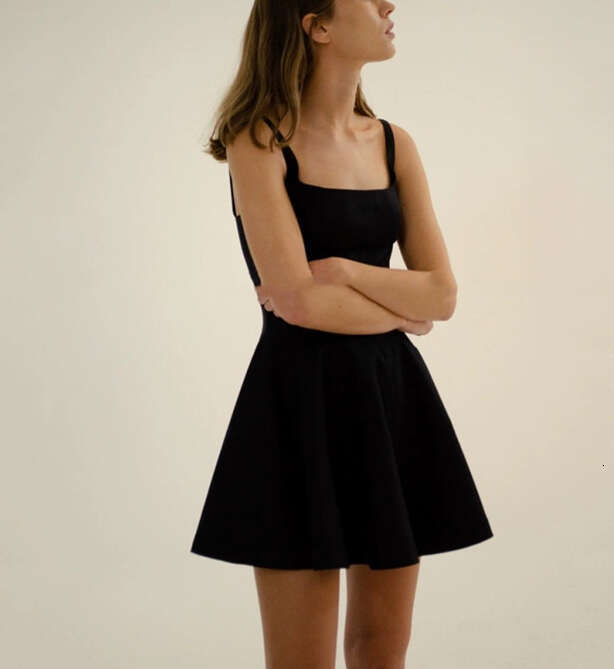 2026 European and American fashion celebrity style simple solid color Hepburn style strapless square neck waist slimming dress