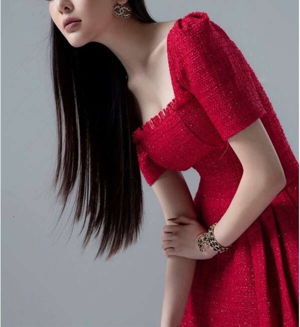 2026 designer fashionable and elegant Hepburn style red dress suitable for petite women with square a3 neckline and bubble sleeves