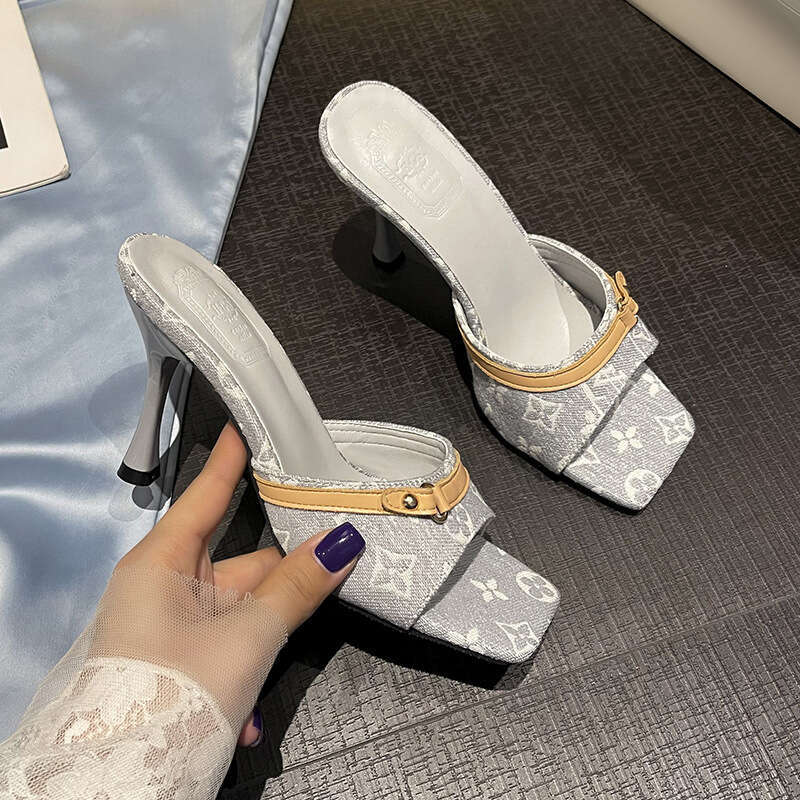 Jeans fabric cat and flip-flop summer style trendy simple heel casual sandals, direct sale, highly popular and versatile items.