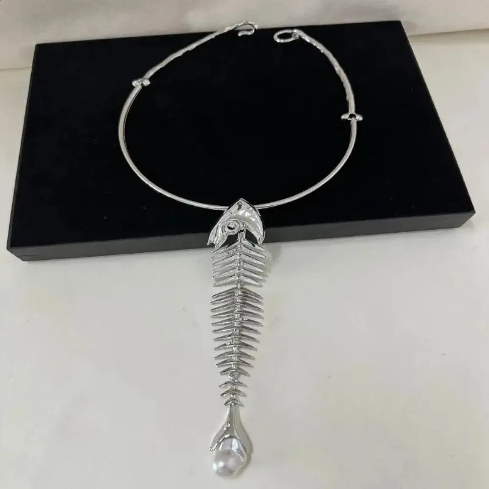 Retro Alloy Big Fish Bone Pendant Exaggerated Choker Necklace Women Novelty n Collar Necklace Jewelry Accessories Gift 260528