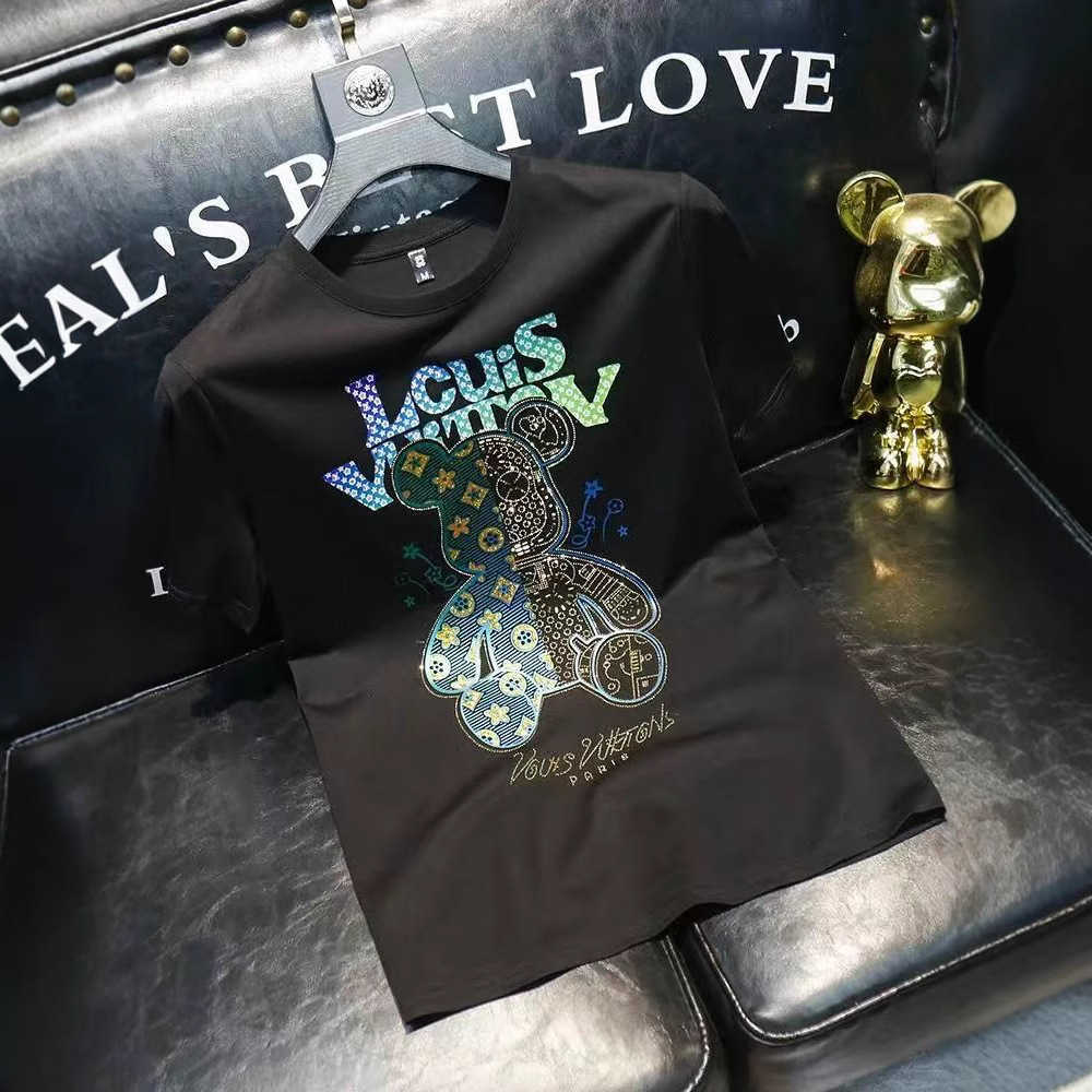 European luxury short-sleeve T-shirt for men in summer versatile and stylish featuring a shy bear print top and pure cotton undershirt.