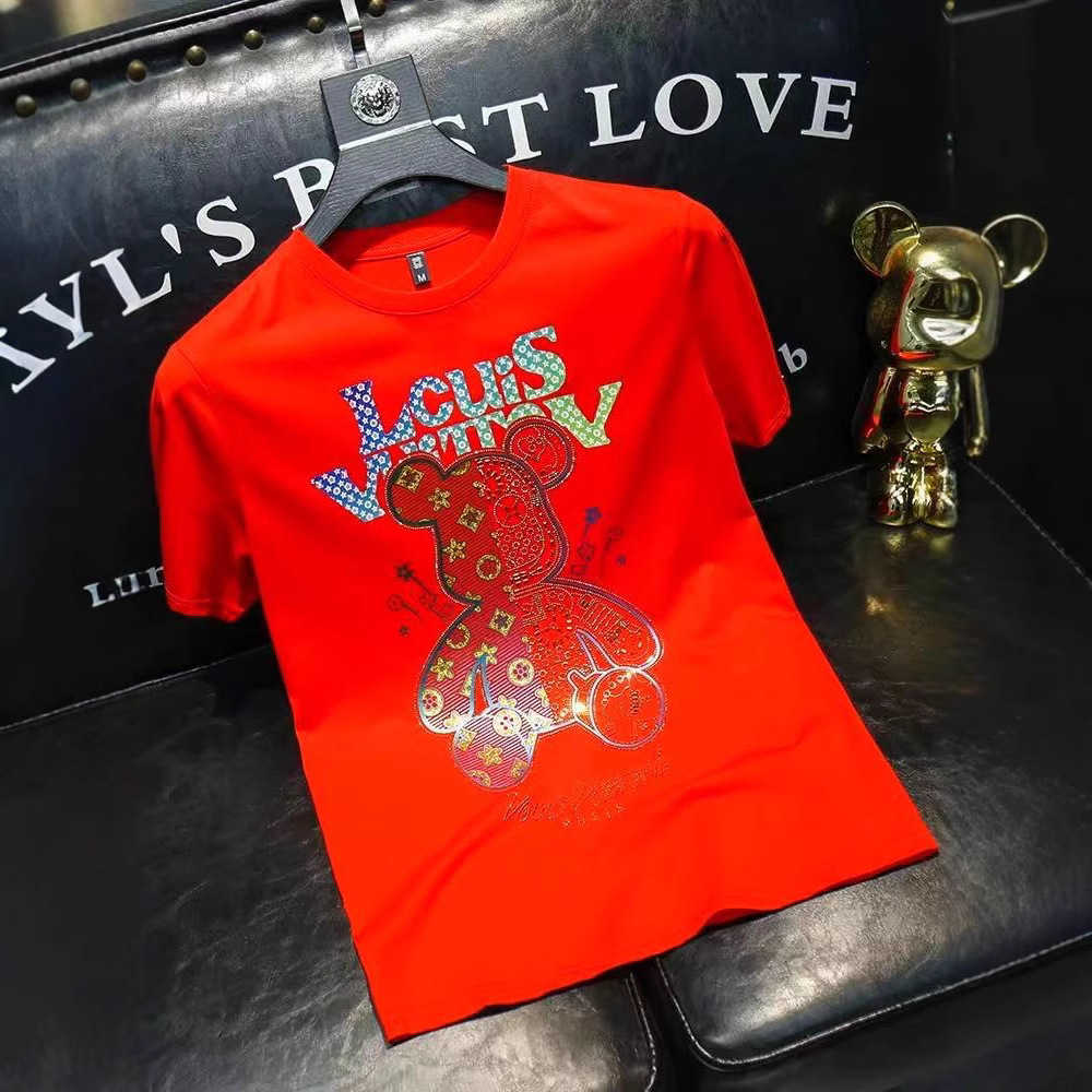 European luxury short-sleeve T-shirt for men in summer versatile and stylish featuring a shy bear print top and pure cotton undershirt.