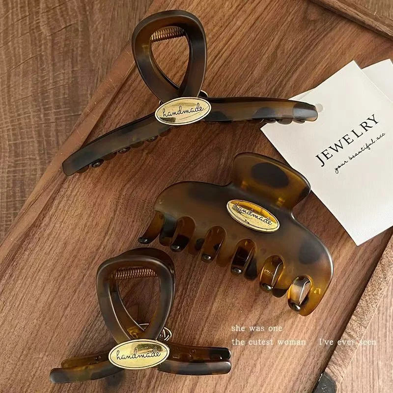 1pc elegant temperament tortoiseshell color golden label letter hair claw womens high-end temperament hairstyle shark clip260528BJ