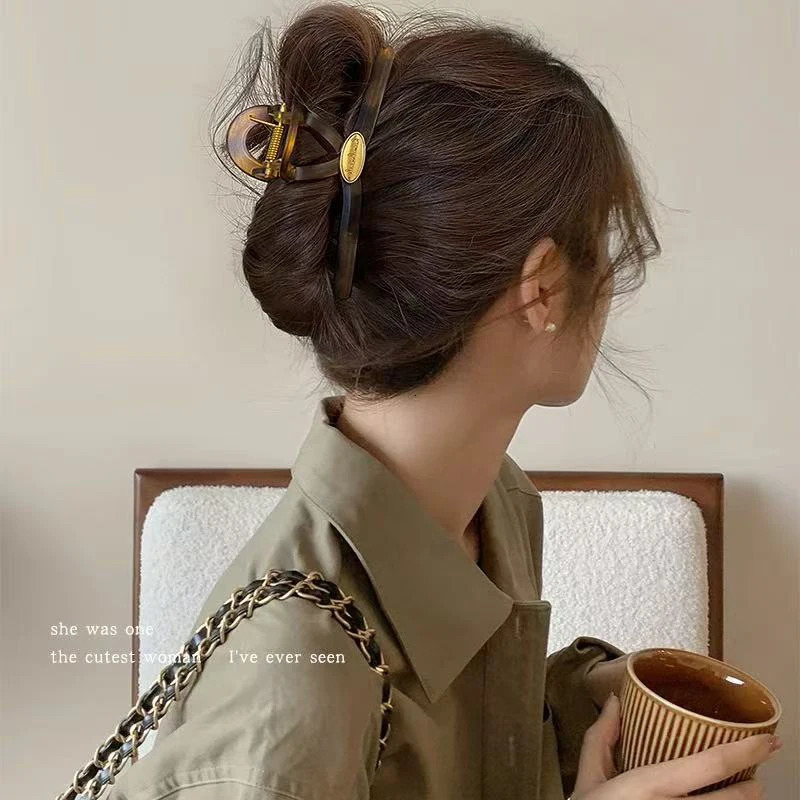 1pc elegant temperament tortoiseshell color golden label letter hair claw womens high-end temperament hairstyle shark clip260528BJ - view 3