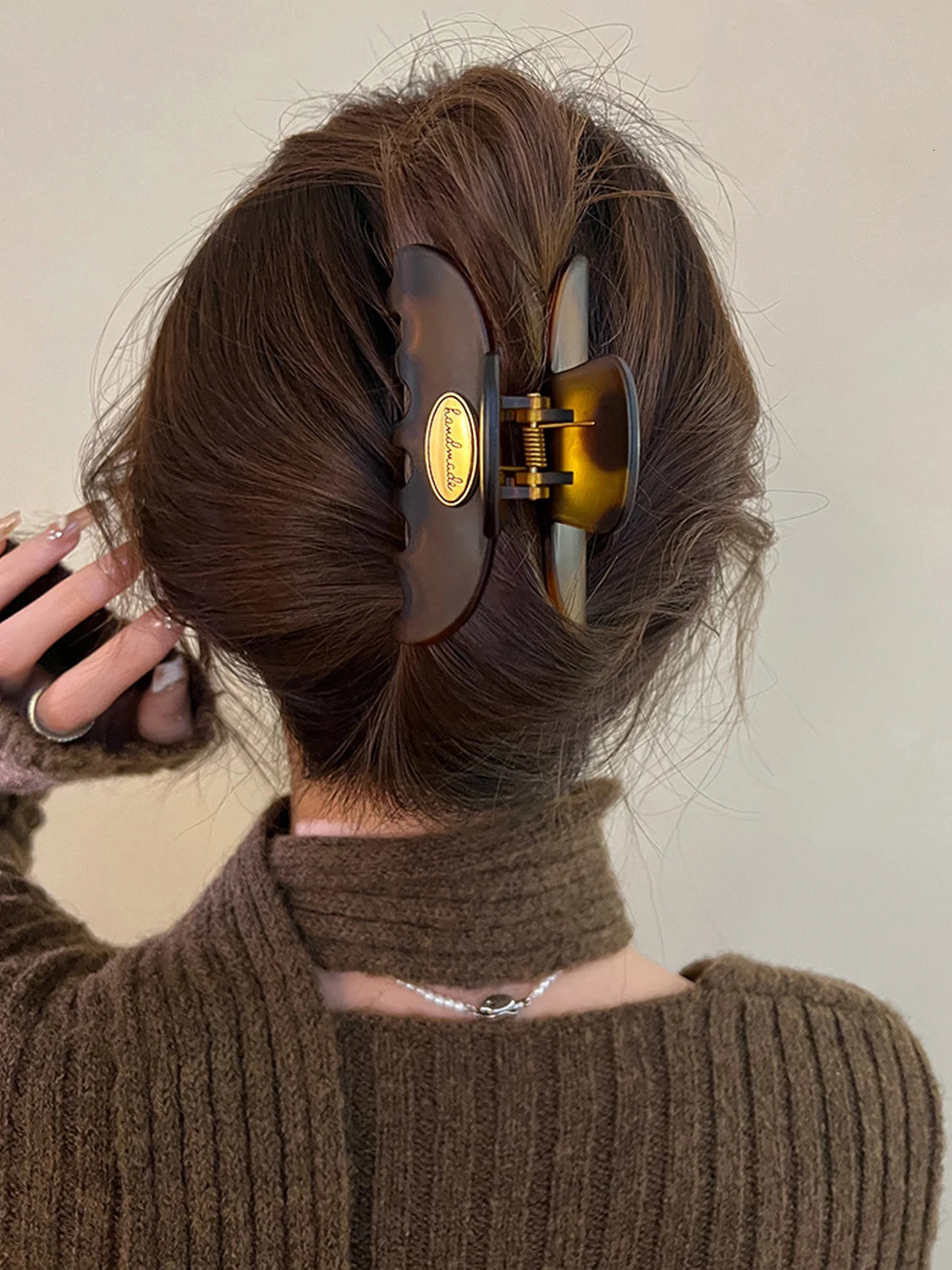 1pc elegant temperament tortoiseshell color golden label letter hair claw womens high-end temperament hairstyle shark clip260528BJ - view 4