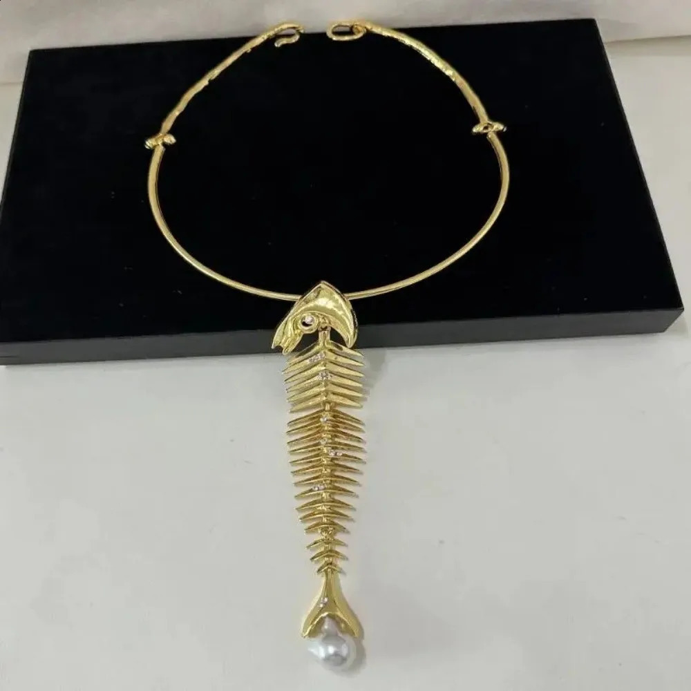 Retro Alloy Big Fish Bone Pendant Exaggerated Choker Necklace Women Novelty n Collar Necklace Jewelry Accessories Gift 260528