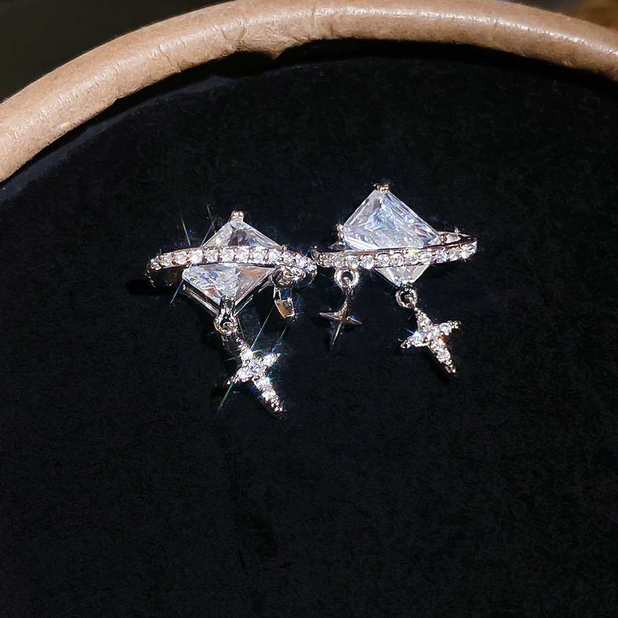 New square zircon four-pointed star for women, niche exquisite, with a cool minimalist style, elegant and compact earrings - view 6