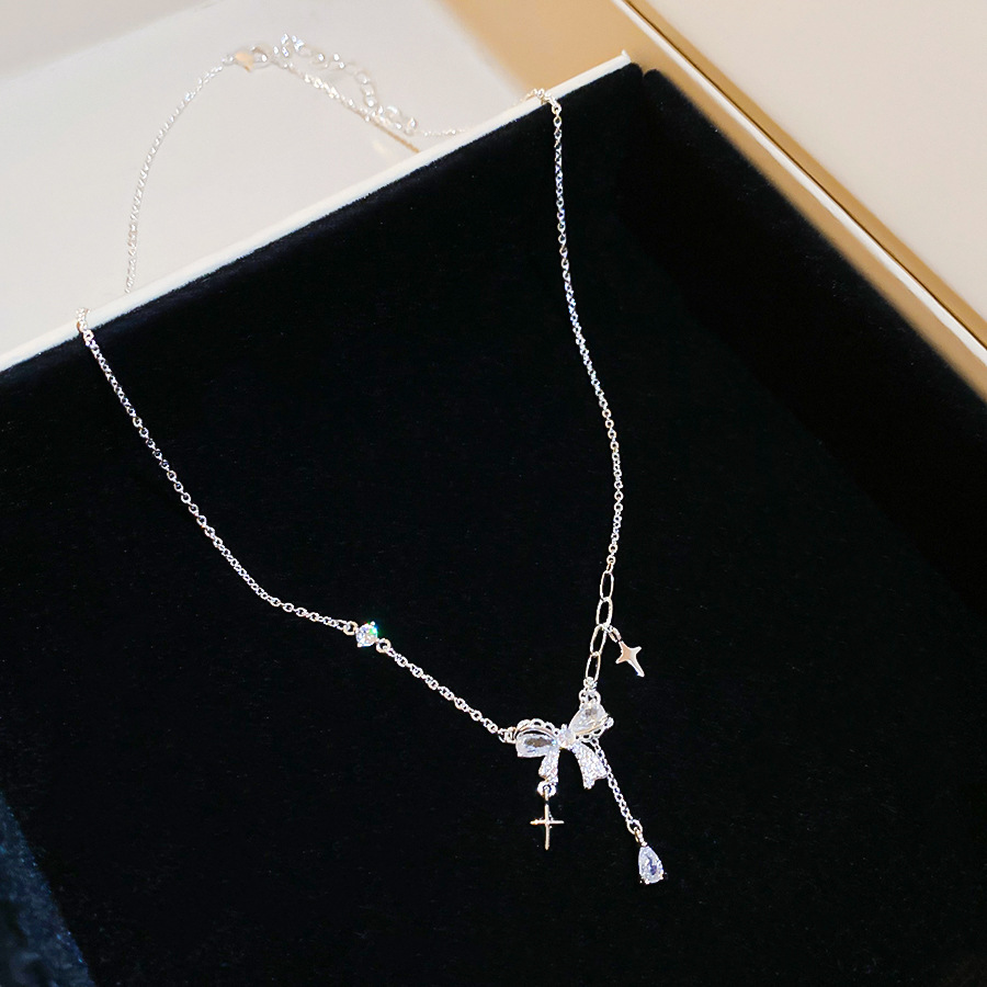 Zircon bow necklace is a light luxury, high-end, gentle collarbone chain with exquisite and versatile design