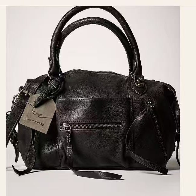 Punkstyle motorcycle bag for women 2026 model largecapacity soft leather shoulder and crossbody tote 240902