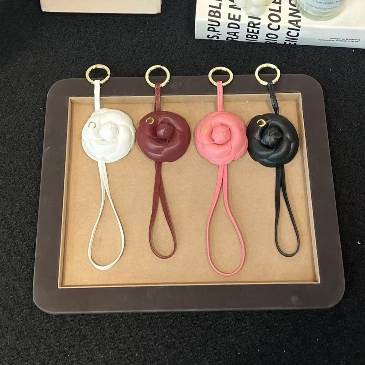 Elegant Women Bag Charm Classic Designer Camellia Keychain Vintage Fashion Bag Pendant Leather Stainless Steel Car Keychain Premium Jewelry Gift
