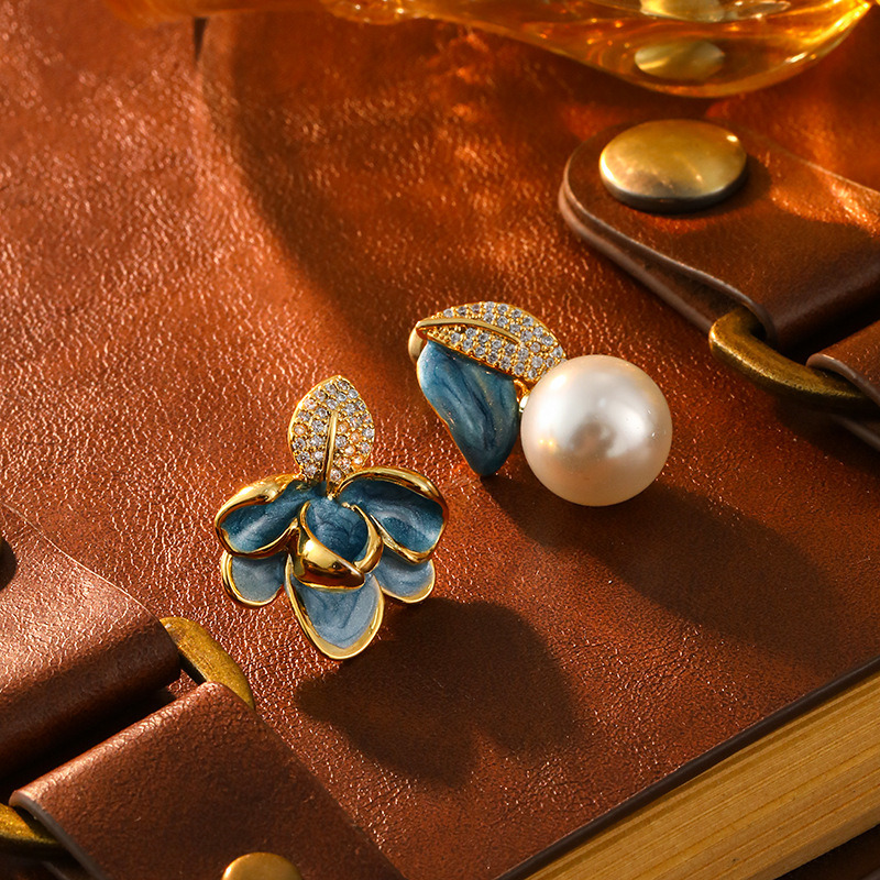 Genuine gold electroplated silver needles, oil dripping petals, pearl earrings, French retro palace style earrings, light luxury and high-end earrings