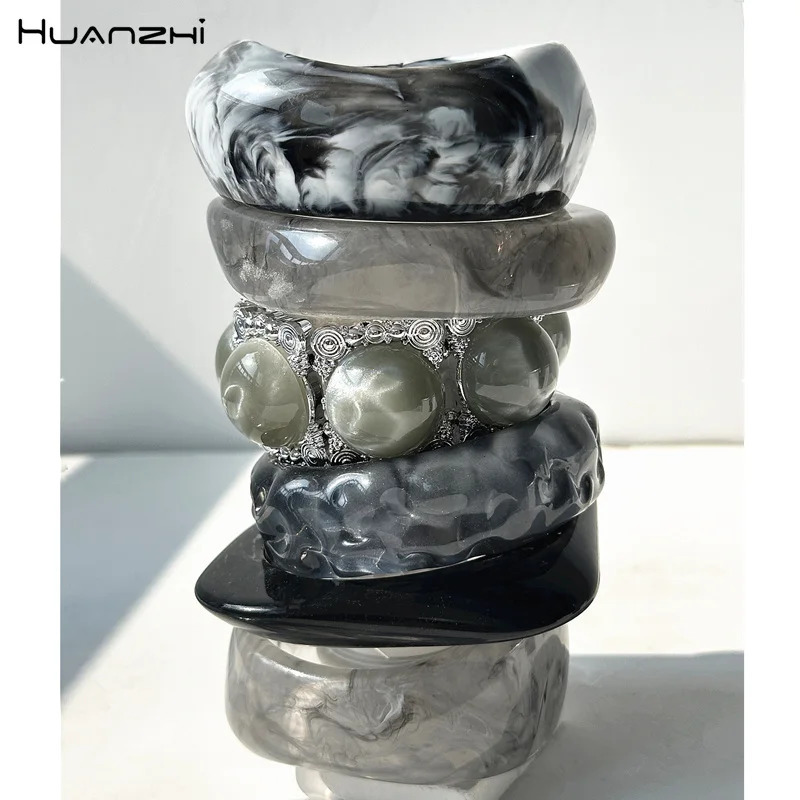 HUANZHI Vintage Transparent Gray Black Resin Bracelet Irregular Black White Blended Thick Elastic Bangel for Women Jewelry260528BJ