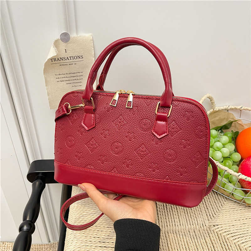 Vintage-style handbag for women, 2026 new model, European and American fashionable printed tote bag, versatile and large capacity shell-shaped handbag