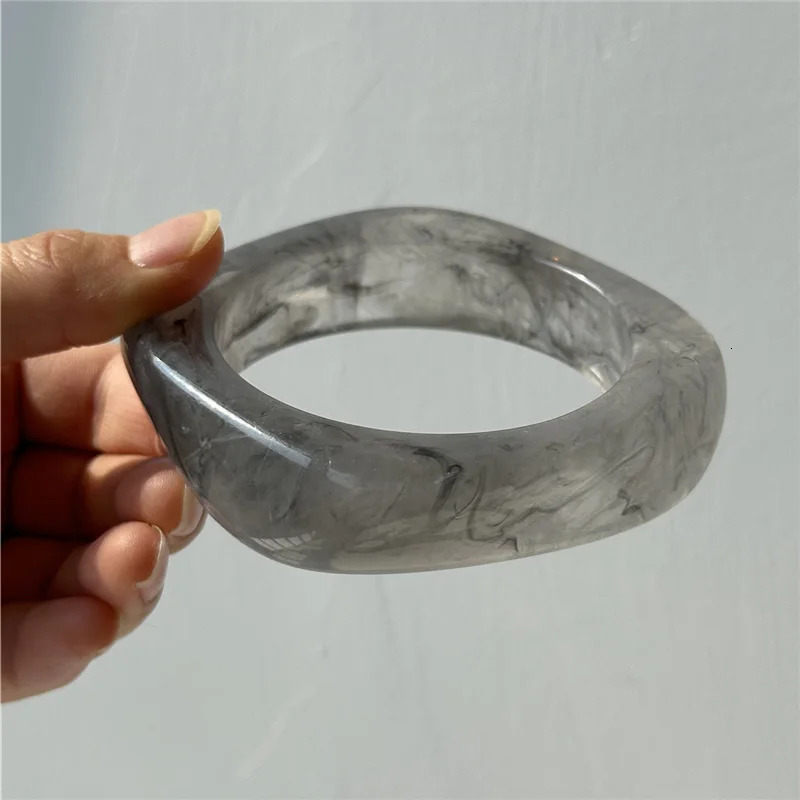 HUANZHI Vintage Transparent Gray Black Resin Bracelet Irregular Black White Blended Thick Elastic Bangel for Women Jewelry260528BJ