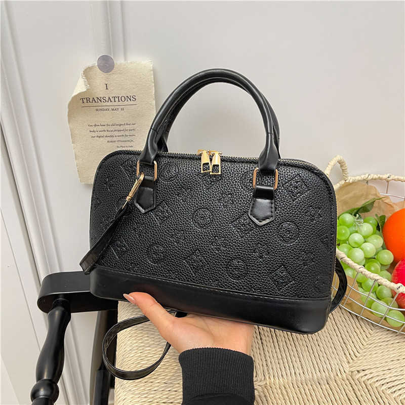Vintage-style handbag for women, 2026 new model, European and American fashionable printed tote bag, versatile and large capacity shell-shaped handbag