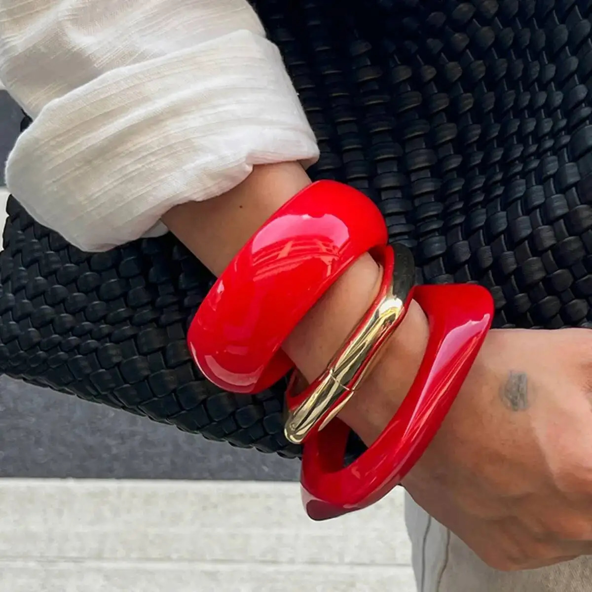 Salircon 3 Style Punk Red Acrylic Resin Chunky Bangles Women on Hand 2025 Geometric Wide Metal Bracelets Aesthetic Jewelry260528BJ