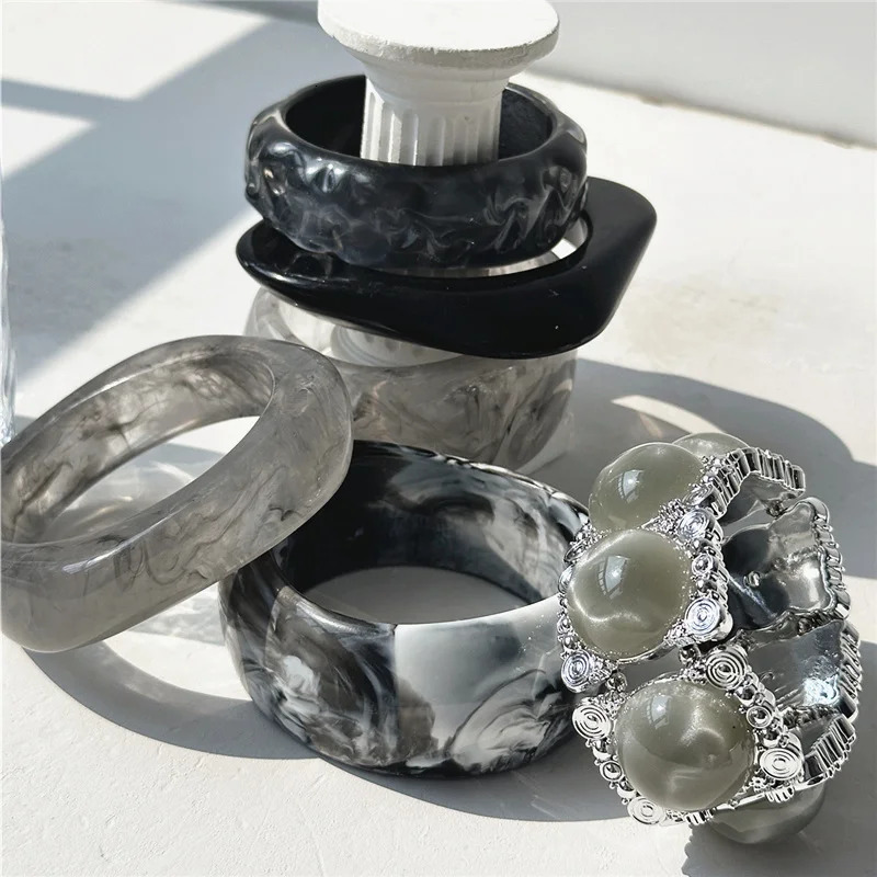HUANZHI Vintage Transparent Gray Black Resin Bracelet Irregular Black White Blended Thick Elastic Bangel for Women Jewelry260528BJ