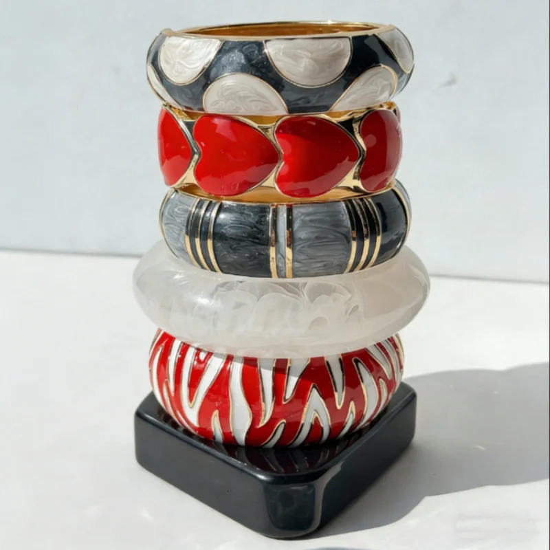 Black White Drip-Style Resin Bracelet Everyday Sweater Red and White Striped Heart Metal Jewelry Valentines Day Gift260528BJ