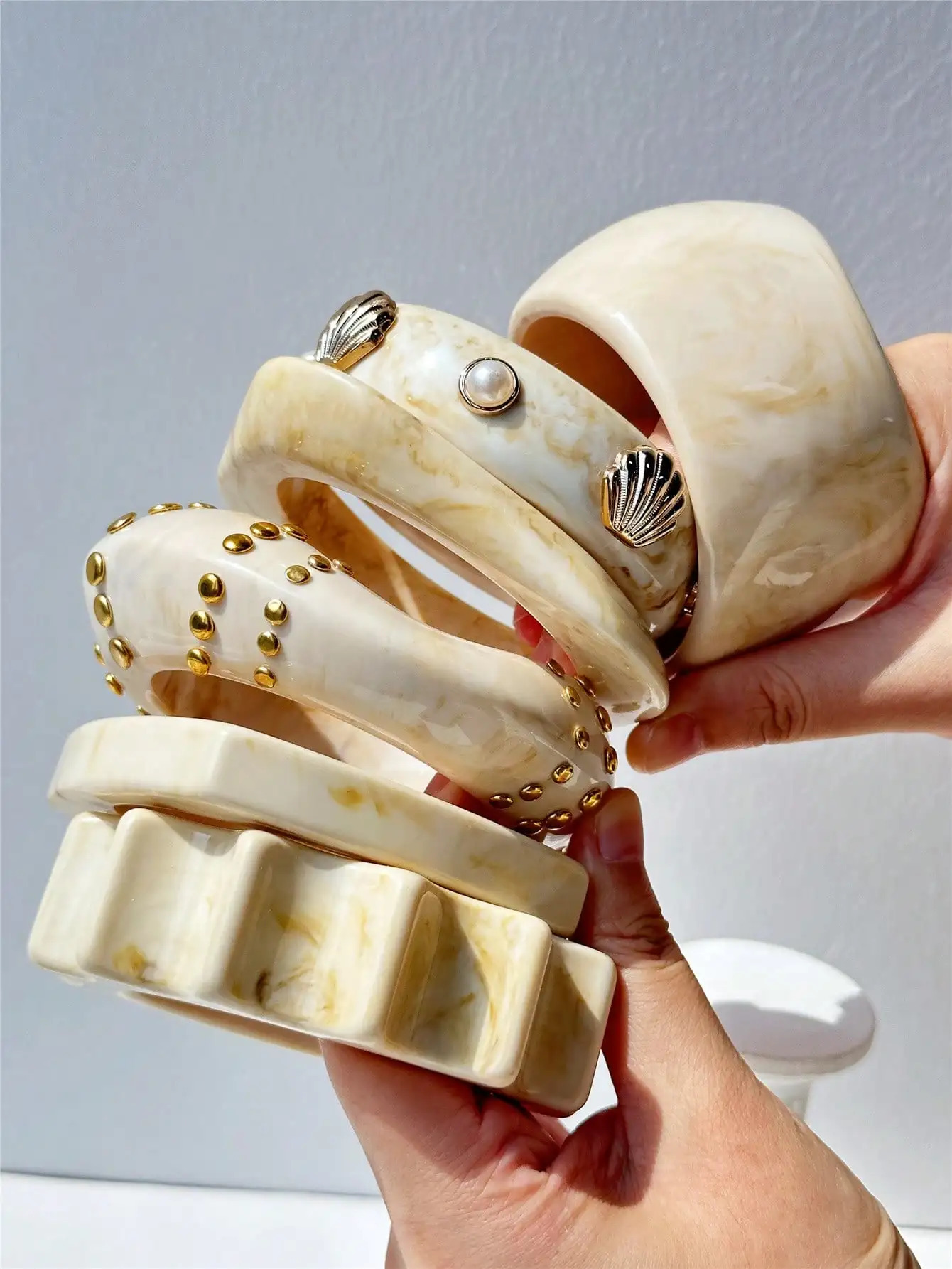 Autumn/Winter Collection Off-White Geometric Irregular Resin Bracelet Thick Wide-Band Womens Fashion Jewelry Accessory260528BJ - view 3