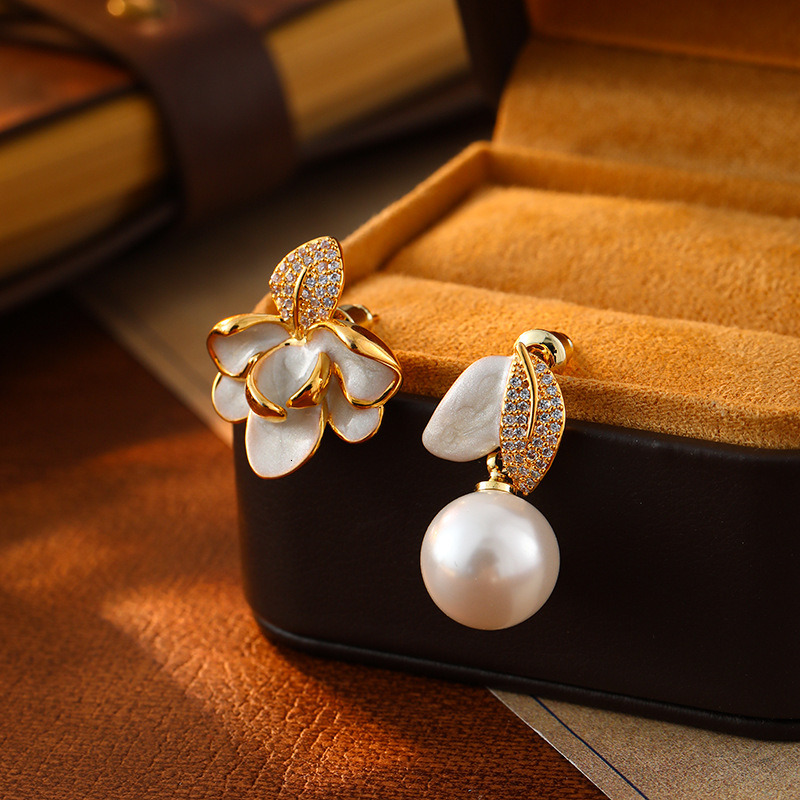Genuine gold electroplated silver needles, oil dripping petals, pearl earrings, French retro palace style earrings, light luxury and high-end earrings