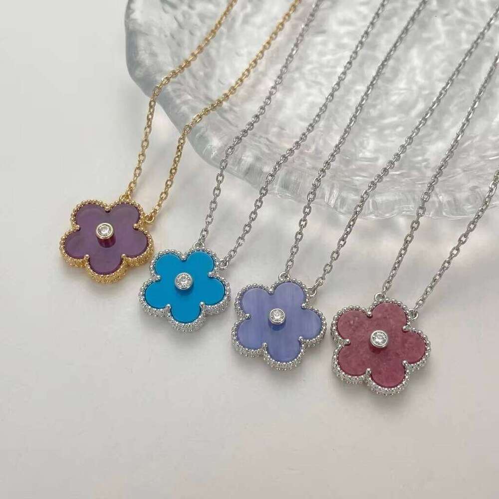 Advanced brand designer's 8K gold-plated clover necklace. High end luxury women's clothing brand jewelry comes with original cloth bags as a gift