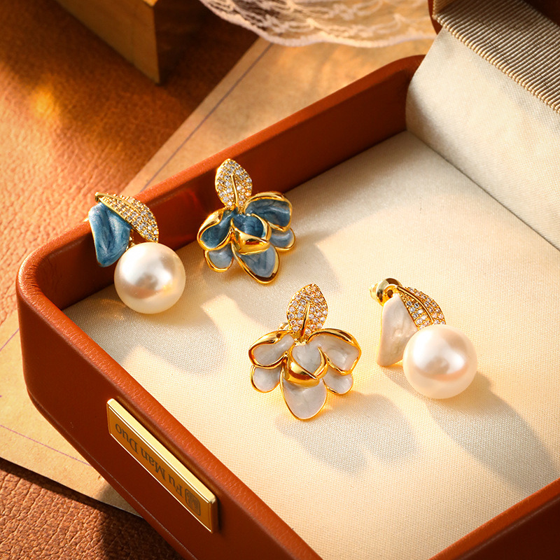 Genuine gold electroplated silver needles, oil dripping petals, pearl earrings, French retro palace style earrings, light luxury and high-end earrings