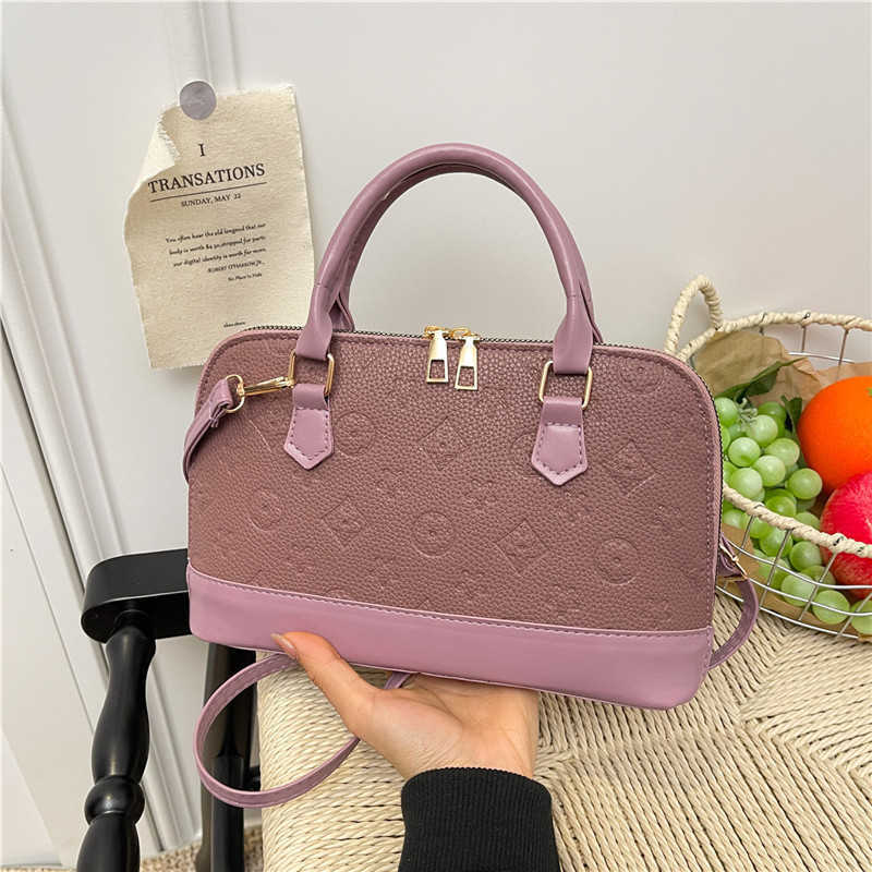 Vintage-style handbag for women, 2026 new model, European and American fashionable printed tote bag, versatile and large capacity shell-shaped handbag