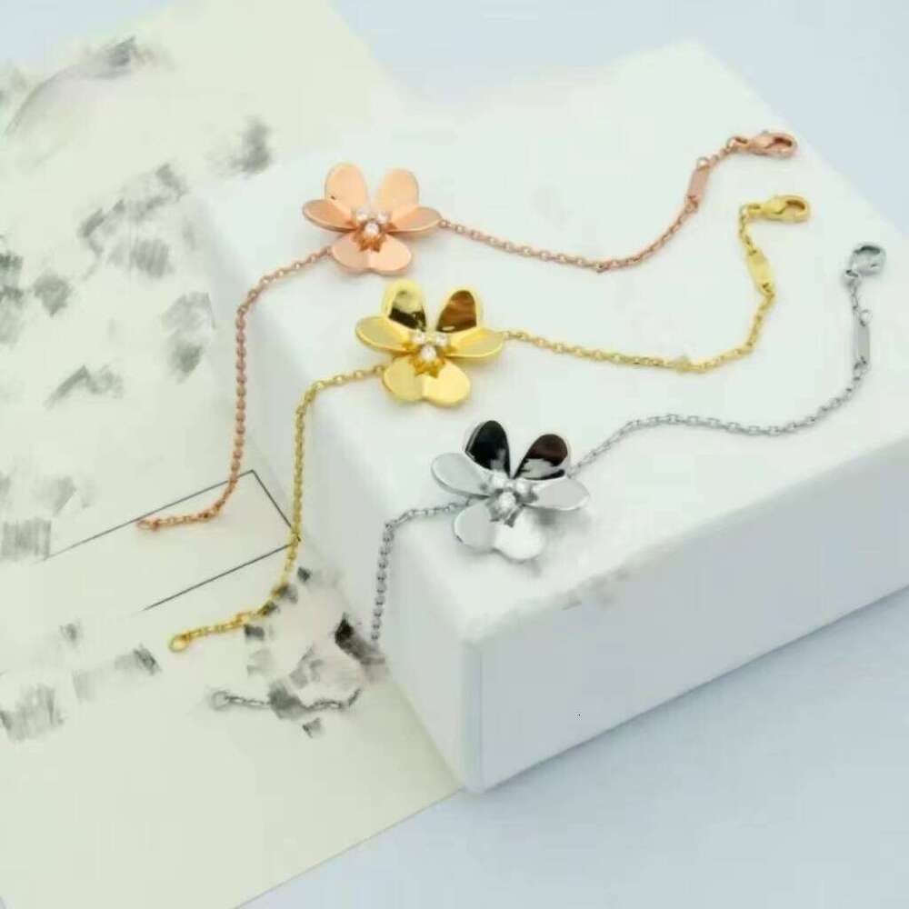 Senior designer 18K clover women's pendant, collarbone necklace, bracelet, birthday gift with original cloth bag