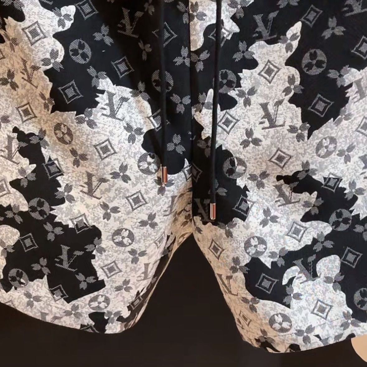 Luxury Brand Designer Mens Shorts Summer Print Pattern Casual Loose Fit Straight Leg Drawstring Beach Trunks Streetwear Fashion Black Gray Knee Length