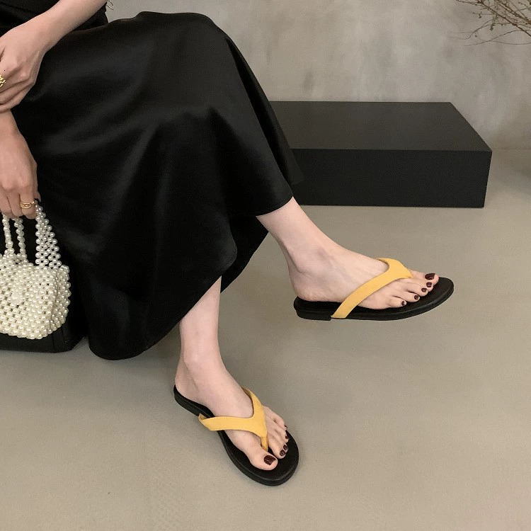 Xiaoxiangfeng 2024 Summer New Velvet Fashion Outwear Flat Bottom Sandwich Black Beach Vacation Flip flops for Women ddmythur
