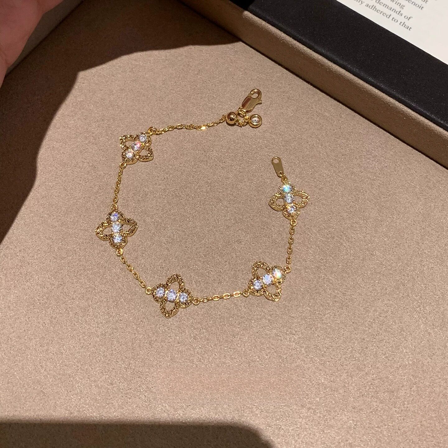 Vintage-style diamond-embellished flower bracelet, vintage charm, light luxury, high-end feel, exquisite and versatile jewelry - view 4