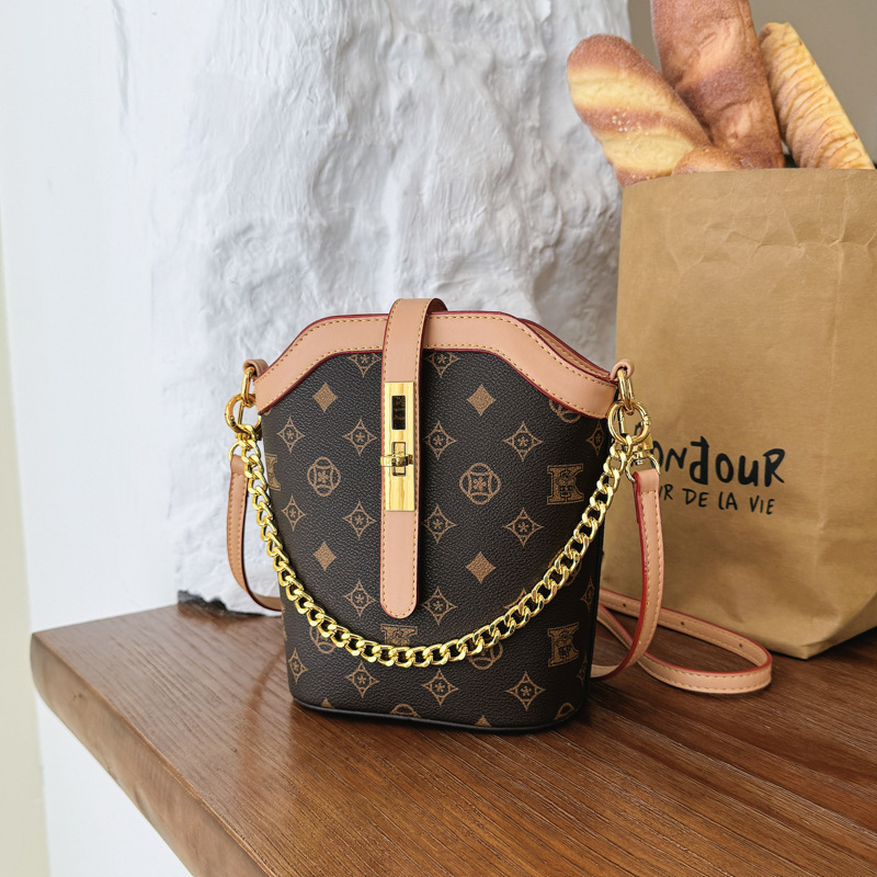Free shipping 2026 new style high end light luxury women's bag versatile fashionable elegant print design shoulder bag crossbody bag