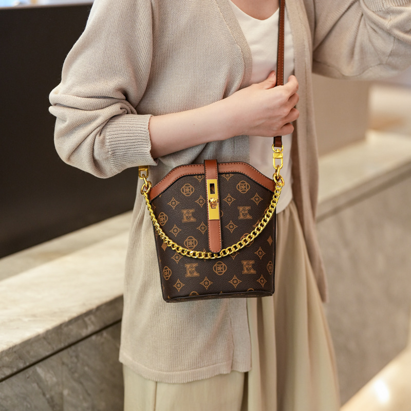 Free shipping 2026 new style high end light luxury women's bag versatile fashionable elegant print design shoulder bag crossbody bag