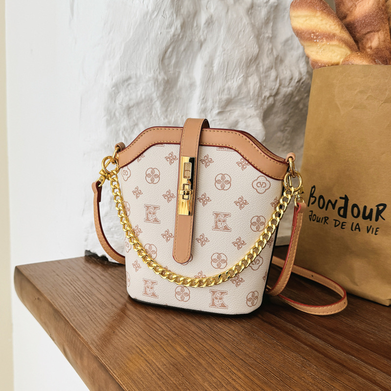 Free shipping 2026 new style high end light luxury women's bag versatile fashionable elegant print design shoulder bag crossbody bag