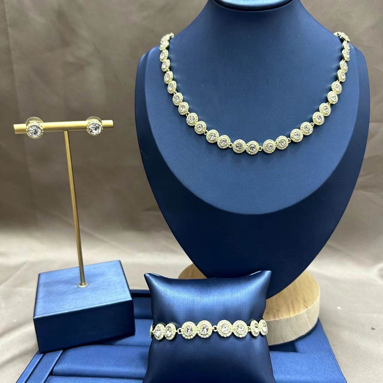 High quality brand designer Roman round button full diamond necklace with dazzling female charm, popular item comes with original cloth bag as a gift