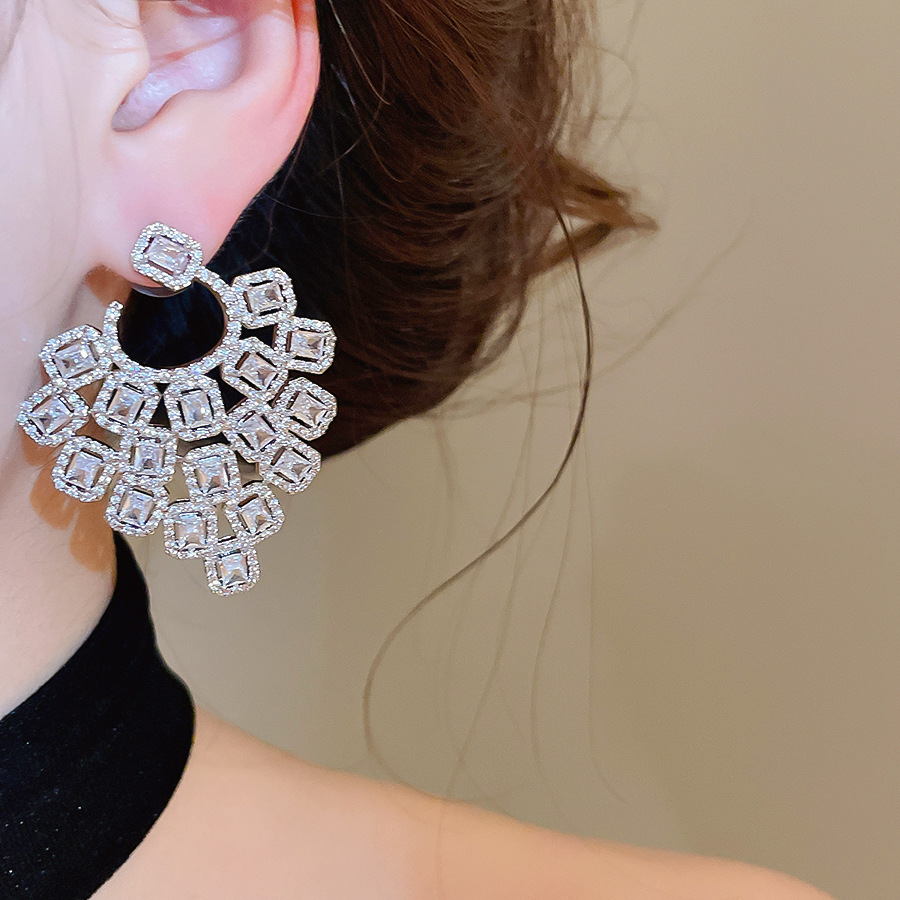 2026 New Heart-Shaped Hollow Tassel Zircon Stud Niche High-End Earrings, Light Luxury, Exquisitely Crafted Luxurious Women's Ear Accessories - view 3