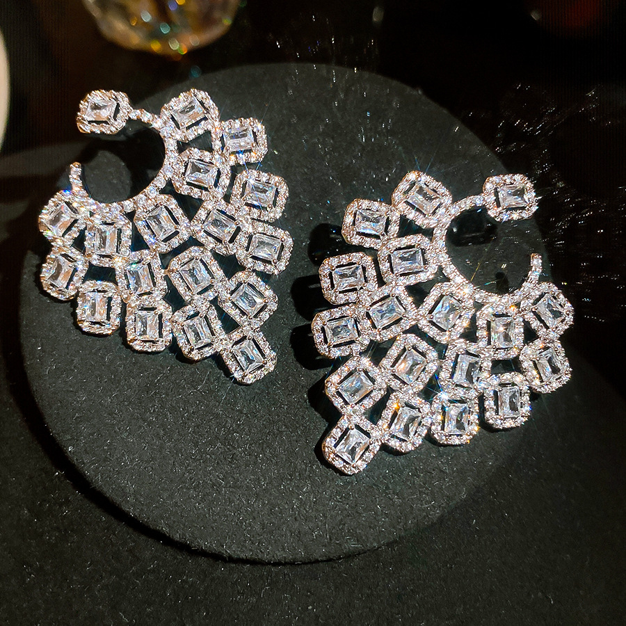 2026 New Heart-Shaped Hollow Tassel Zircon Stud Niche High-End Earrings, Light Luxury, Exquisitely Crafted Luxurious Women's Ear Accessories - view 7
