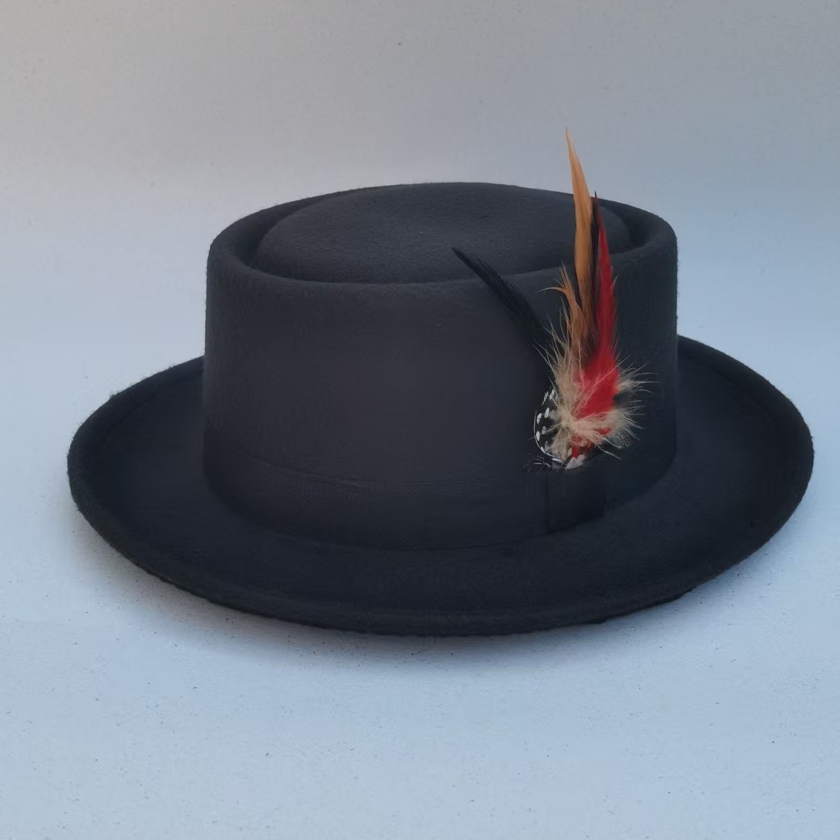 Mens Hat 100% Wool Fedora Hat Neutral Top Display Mens Bowling Hat Black Red Magic Hat Presidential Hat Feather Accessories 241018 ww