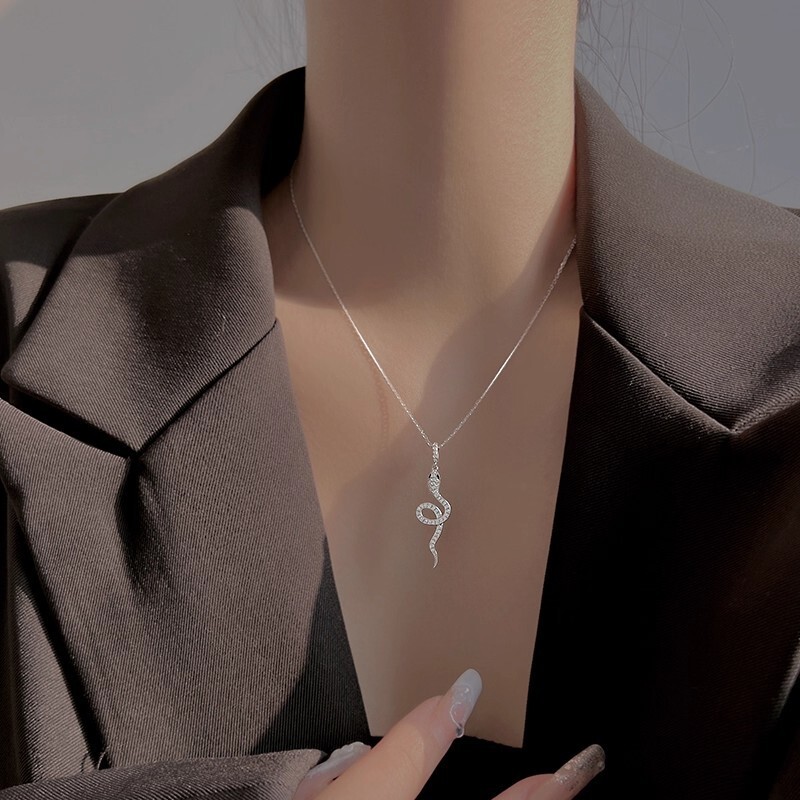 High End Luxury And Elegant Women Designer Necklace Pendant Made Of Titanium Steel That Does Not Fade Korean Style Simple Diamond Studded Snake Patter