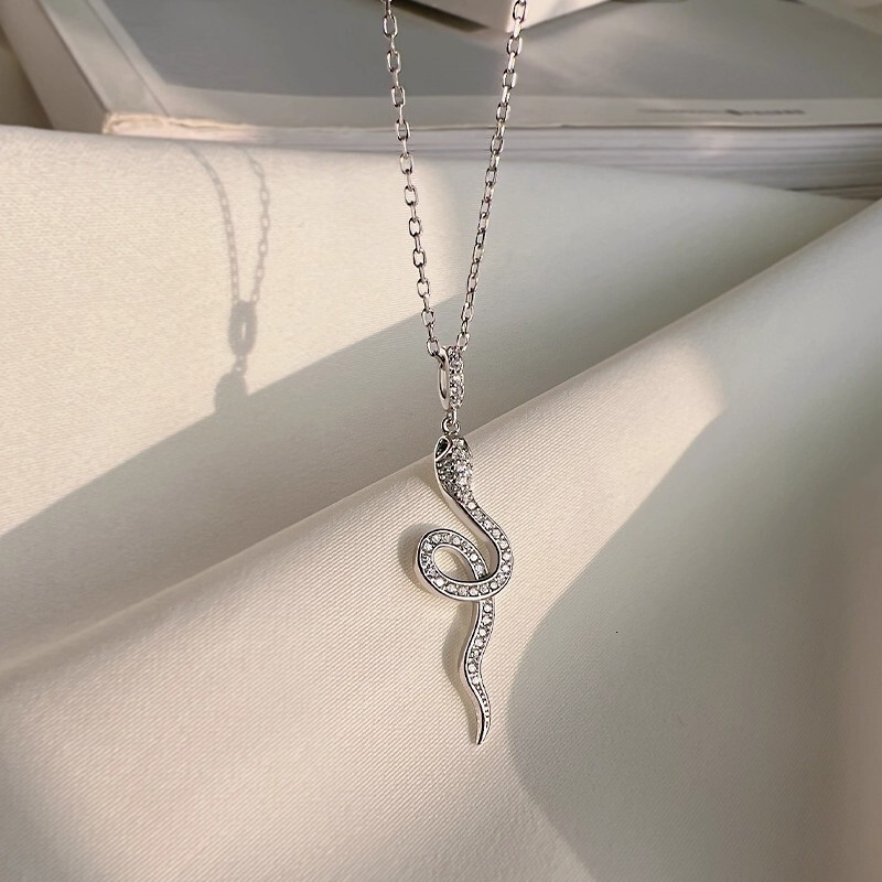 High End Luxury And Elegant Women Designer Necklace Pendant Made Of Titanium Steel That Does Not Fade Korean Style Simple Diamond Studded Snake Patter